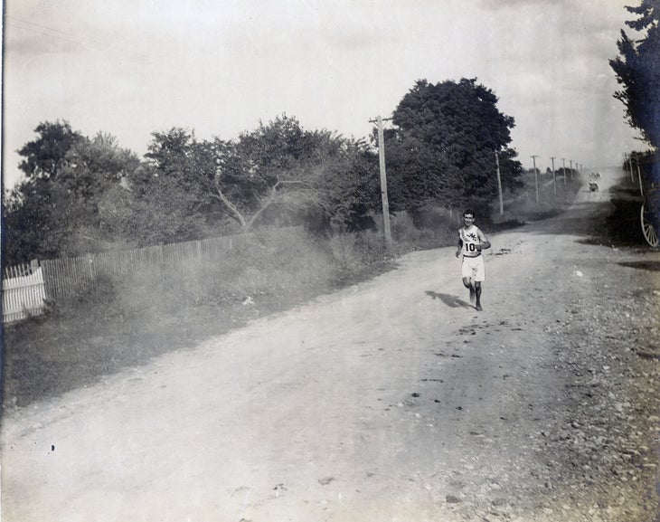 Sam Mellor, an American runner, experienced severe cramping during the event.
