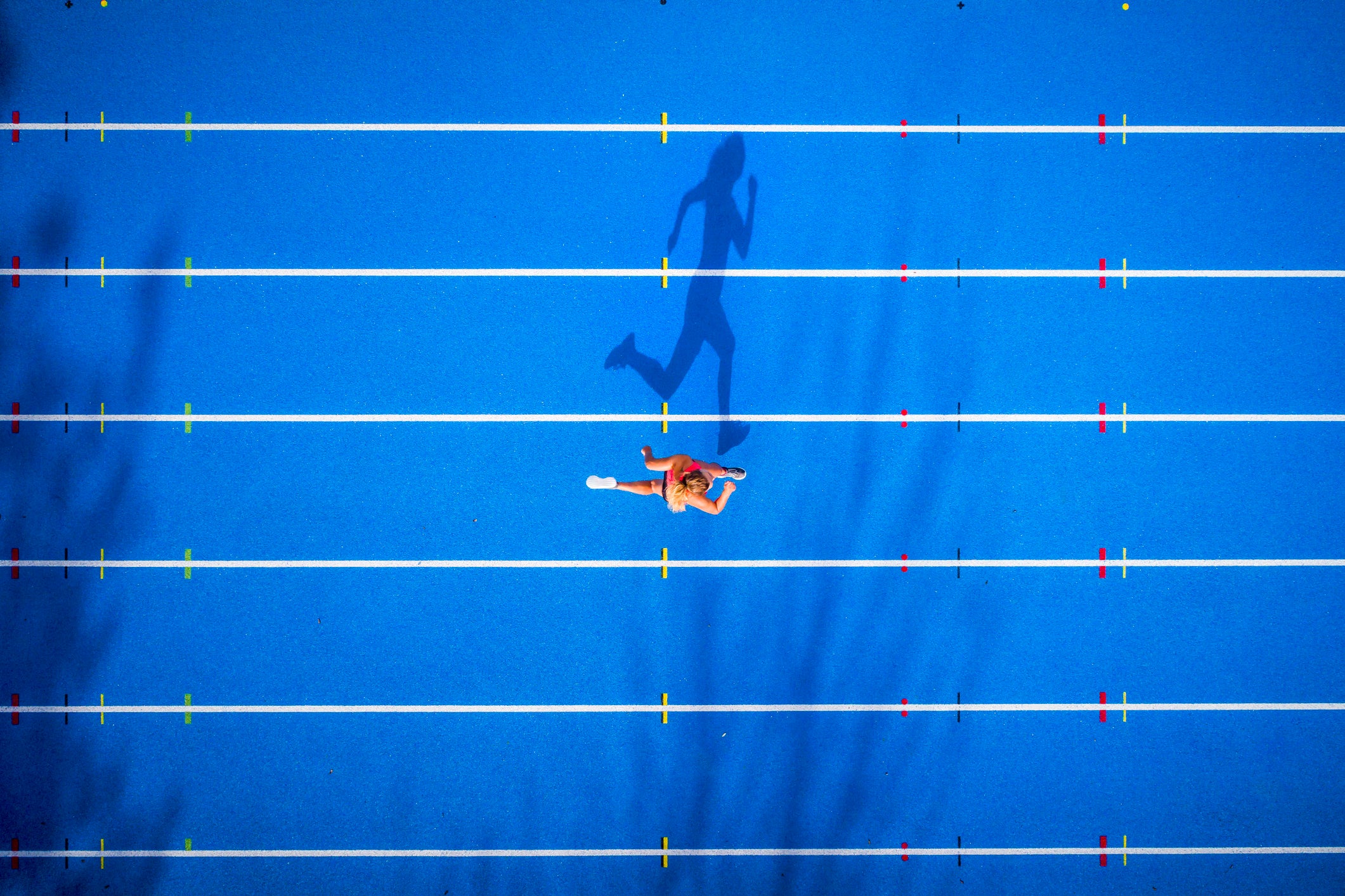 Frau, 21 Jahre, Leichtathletik, Ansicht von oben, Hurdenlauf