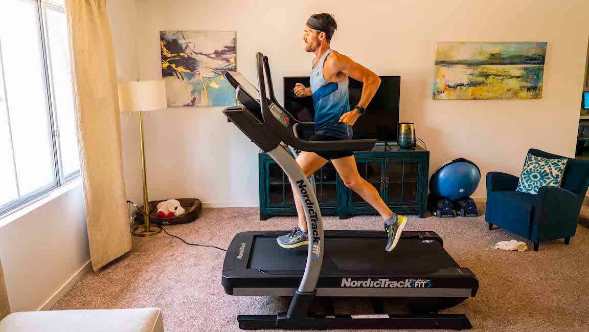 Zach Bitter running on his home treadmill.
