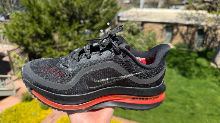 nike peg premium red and black shoe