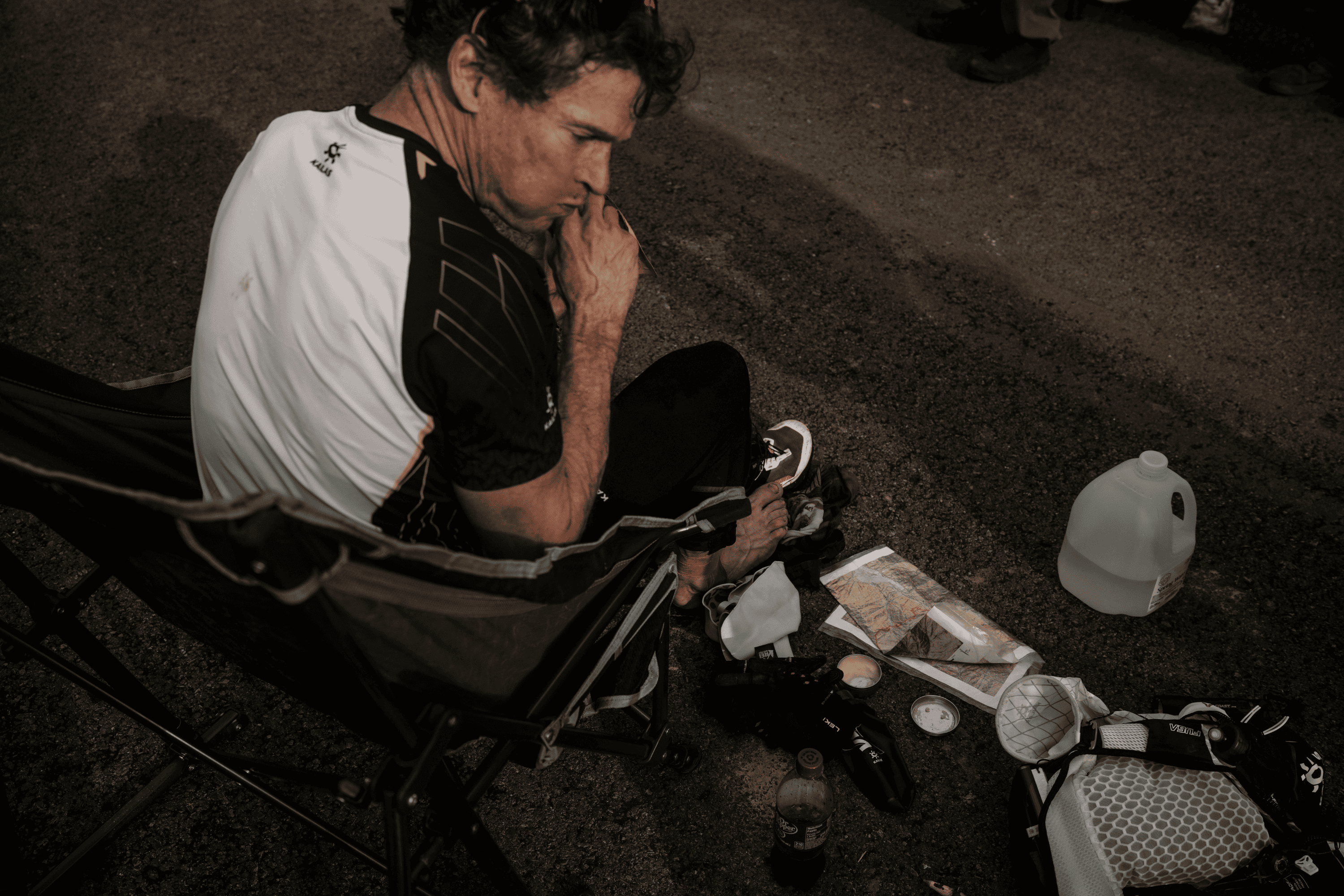 Max King, a previous world champion in mountain and trail running who competed on Team USA in September, has returned to camp from loop 1 as one of the first runners. He seems content and calm—no fear, and happy to be able to be out on loop 2 after his race ended on loop 1 last year with a torn meniscus.