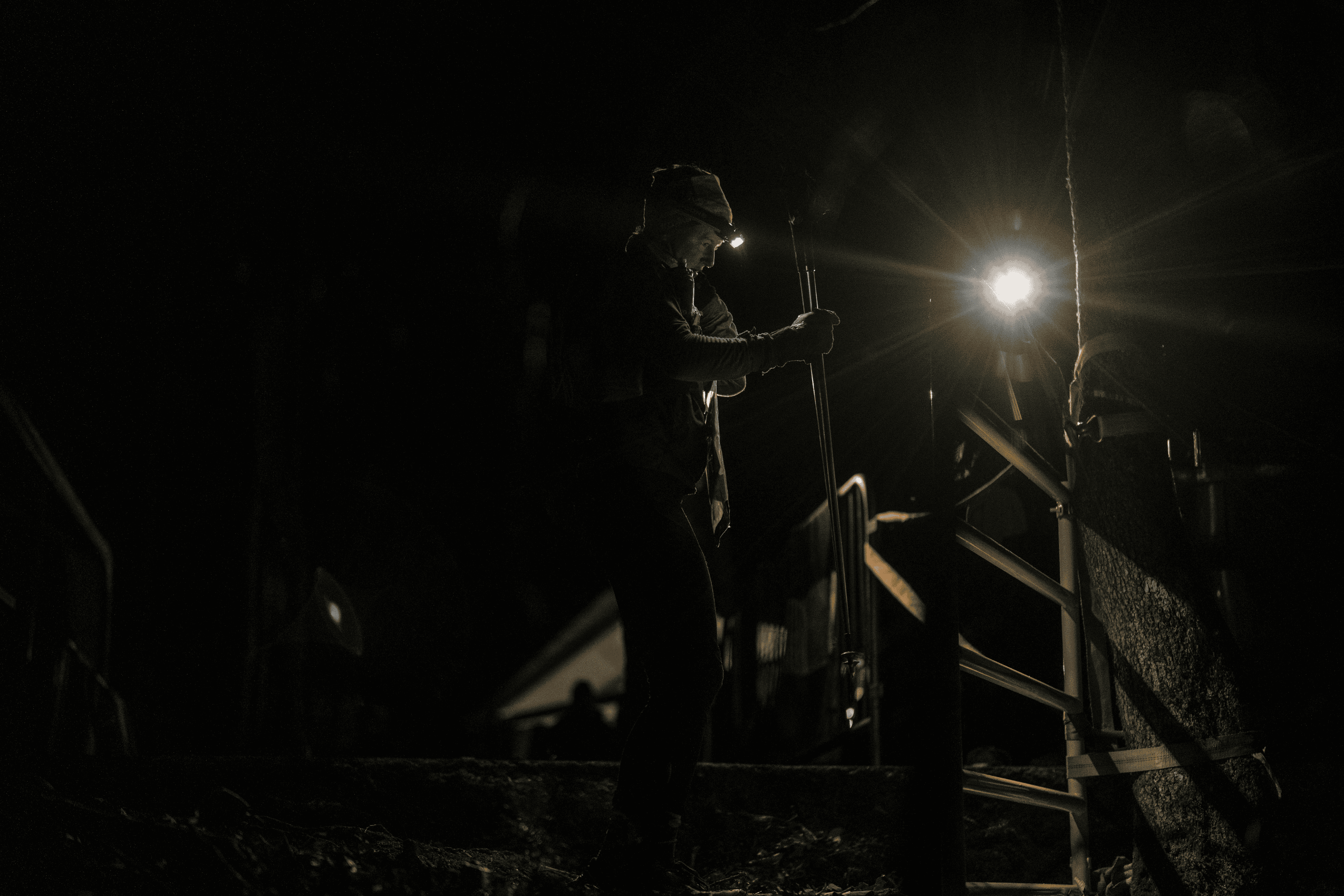 Night has fallen, and the weather remains cold but calm. It’s a little over 12 hours elapsed, and runners are negotiating the creek—a new addition this year thanks to the new start/finish area—just before the gate marking the end of loop 1. In total, 12 runners will finish loop 1 within the 13:20 cutoff. 